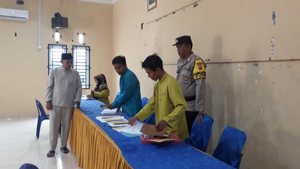 Bhabinkamtibmas Polres Bintan Lakukan Pengamanan Penyaluran BLT TA 2023 Disejumlah Tempat Bhabinkamtibmas Polres Bintan Lakukan Pengamanan Penyaluran BLT TA 2023 Disejumlah Tempat