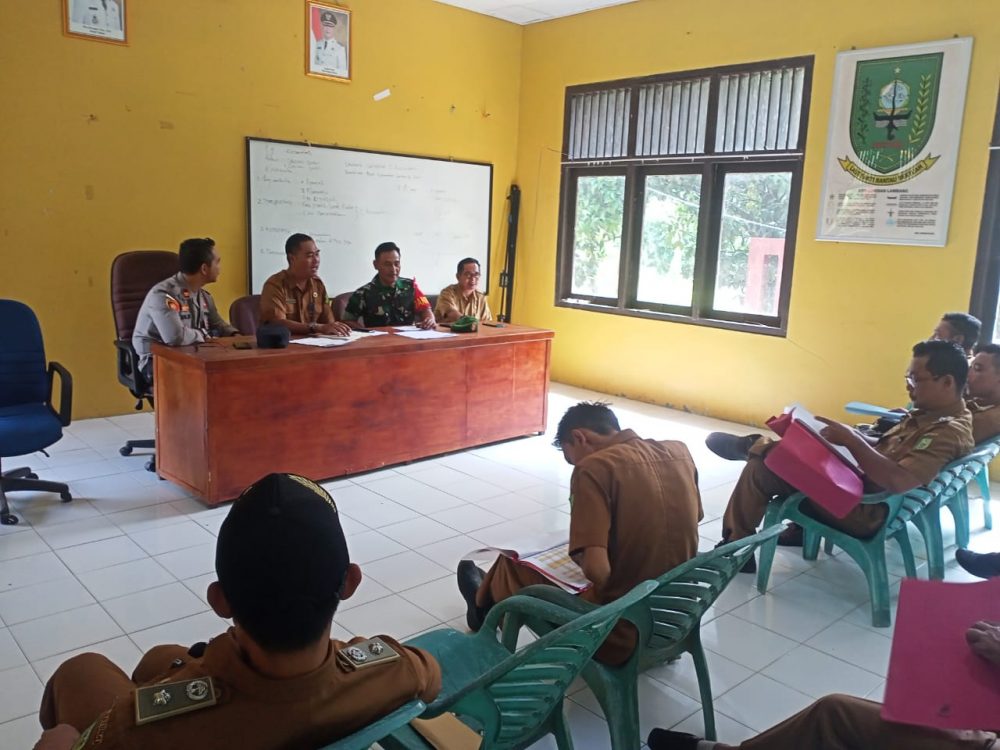 Plh. Danramil 06/Serasan Kawal Pendistribusian Bantuan Logistik Agar Tepat Sasaran Bagi Penerima