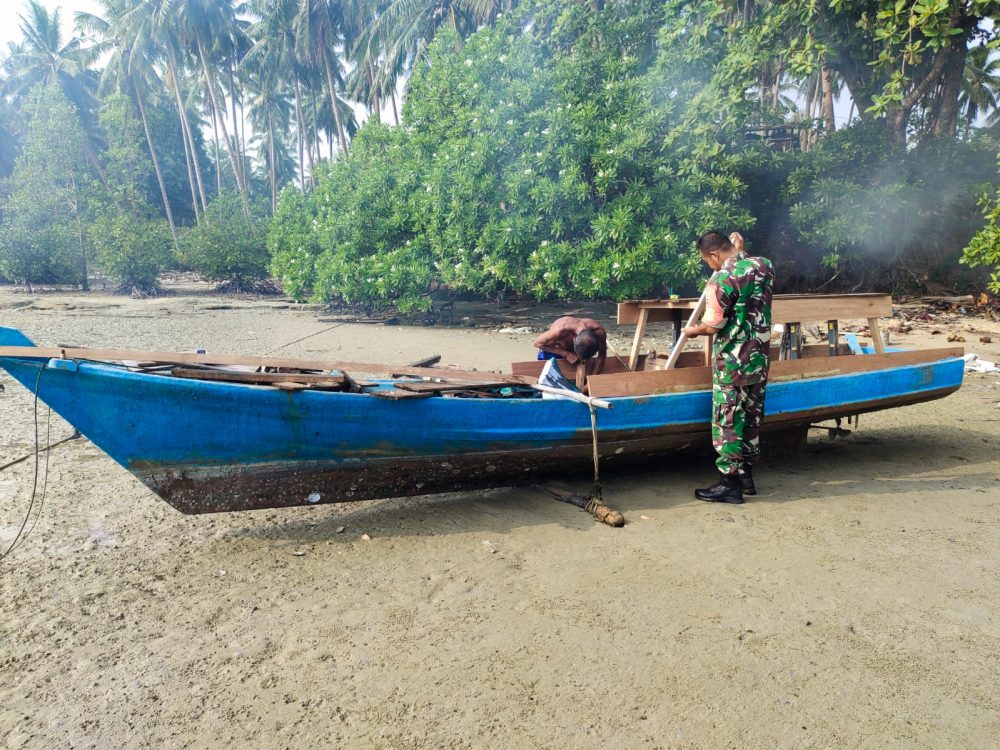 Jalin Kebersamaan, Babinsa Koramil 06/Serasan Bantu Warga Perbaiki Pompong Jalin Kebersamaan, Babinsa Koramil 06/Serasan Bantu Warga Perbaiki Pompong