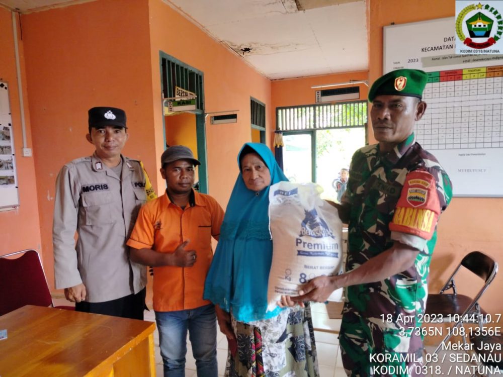 Babinsa Sertu Syahruddin Lakukan Pendampingan Terhadap Penyaluran Beras Bagi Warga Miskin
