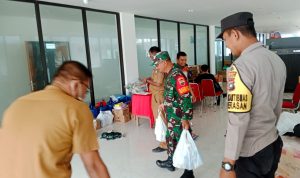 Babinsa Sertu Chaniago Kosmos, Membantu Staf Kelurahan Kemas Barang Bantuan Korban Terdampak Longsor