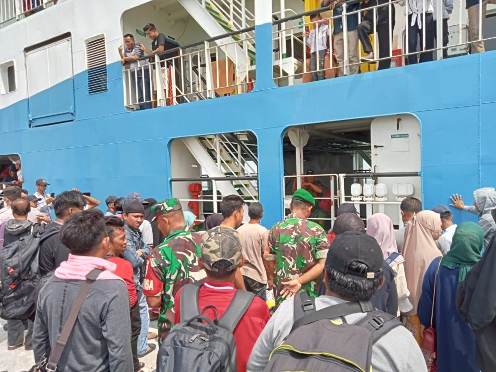Personil Koramil 06/Serasan Lakukan Pengamanan Mudik Lebaran di Pelabuhan Setelung