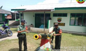 Peduli Terhadap Situs Bersejarah, Koramil 06/Serasan Lakukan Perawatan Meriam