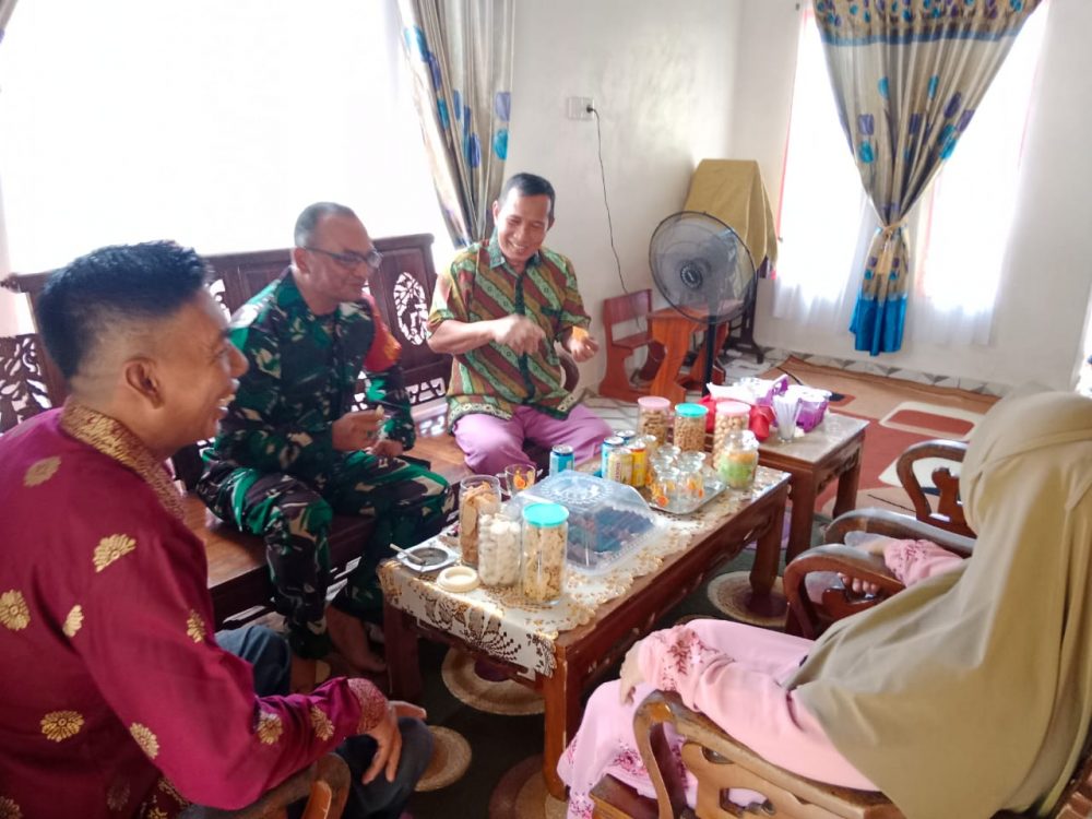 Manfaatkan Suasana Lebaran, Babinsa Sertu Chaniago Sambangi Rumah Warga Binaan Jalin Komsos Manfaatkan Suasana Lebaran, Babinsa Sertu Chaniago Sambangi Rumah Warga Binaan Jalin Komsos