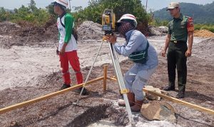 Tinjau Proses Pembangunan Rumah Bantuan Terdampak Longsor, Pratu Jhon Sirait : Utamakan Keselamatan dalam Bekerja