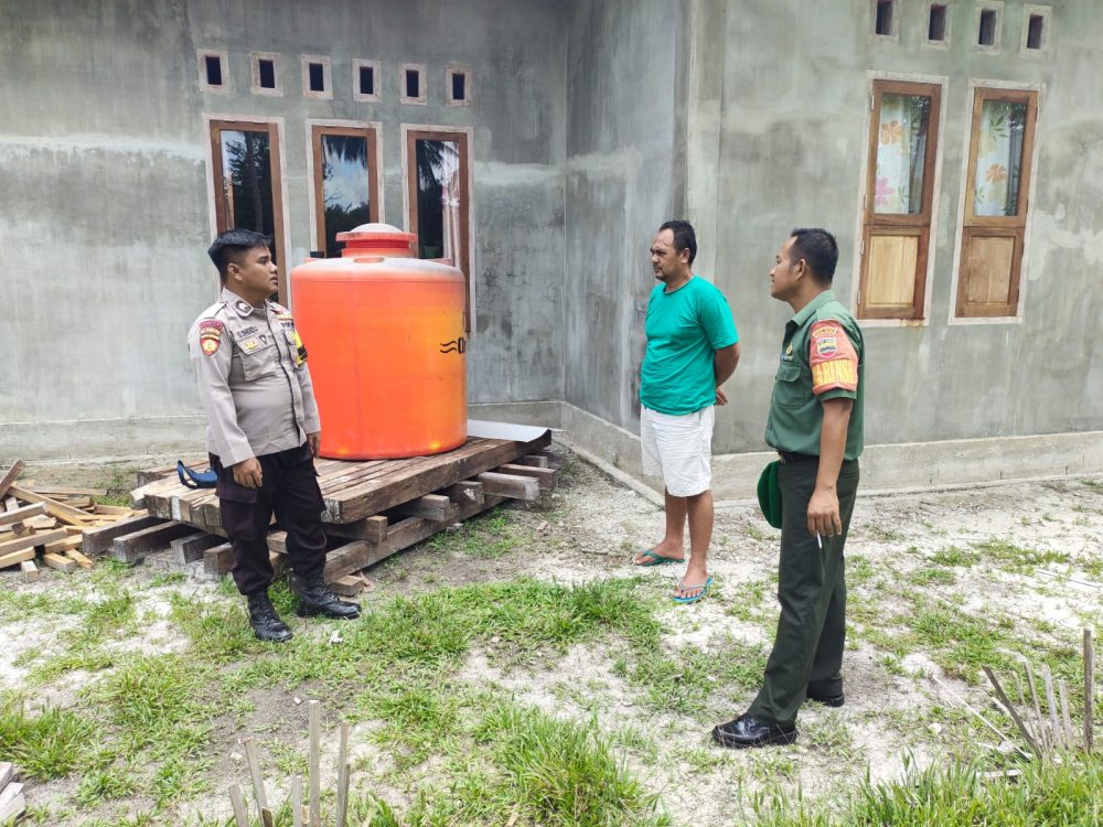 Jalin Silaturrahmi, Babinsa Sertu Risdianto Bersama Bhabinkamtibmas Komsos Dengan Warga Jalin Silaturrahmi, Babinsa Sertu Risdianto Bersama Bhabinkamtibmas Komsos Dengan Warga