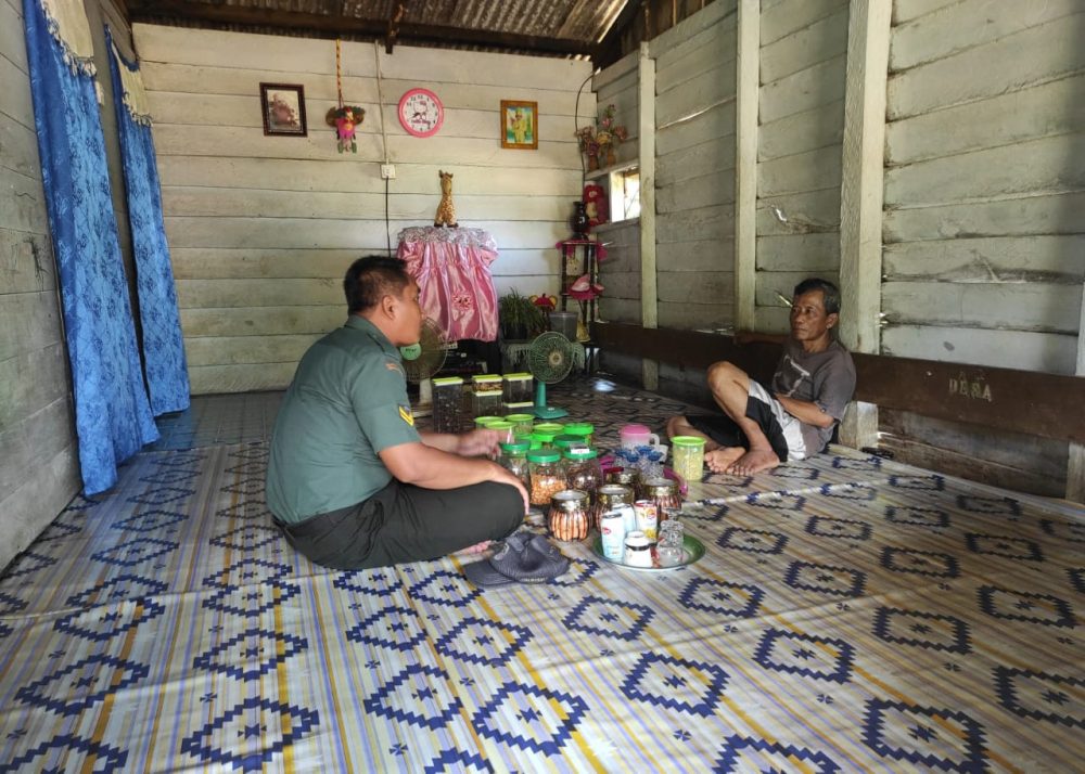 Anjangsana Kerumah Warga Binaan, Babinsa Serda Iwan Kembali Jalin Silaturrahmi Anjangsana Kerumah Warga Binaan, Babinsa Serda Iwan Kembali Jalin Silaturrahmi
