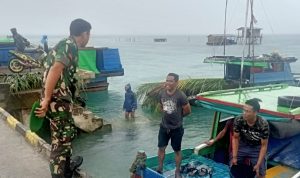 Babinsa Pratu Jhon Sirait Himbau Nelayan Waspada Perubahan Cuaca Babinsa Pratu Jhon Sirait Himbau Nelayan Waspada Perubahan Cuaca