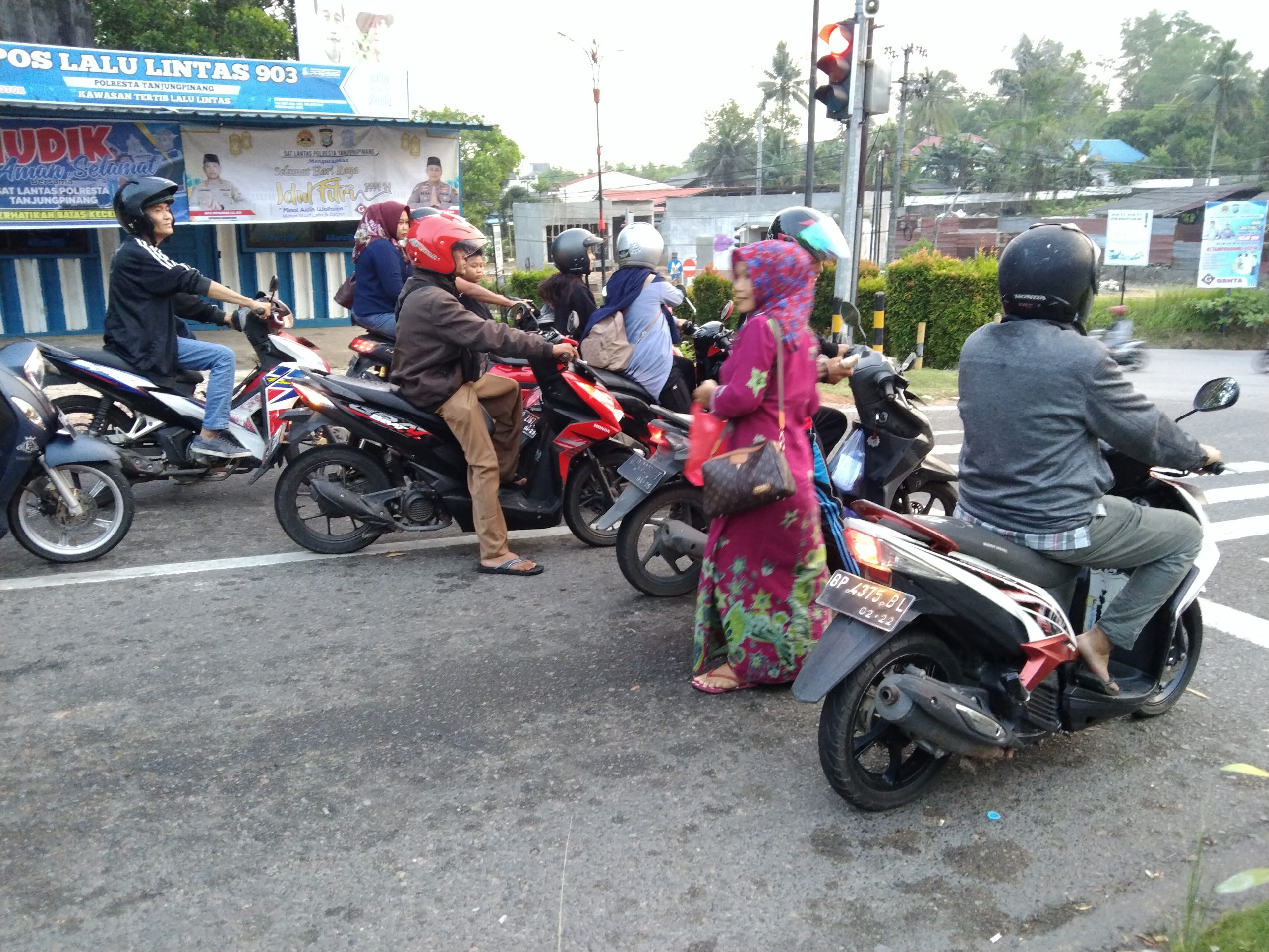 Surau Al – Amanah Berbagi Takjil di Hari Baik Penuh Berkah