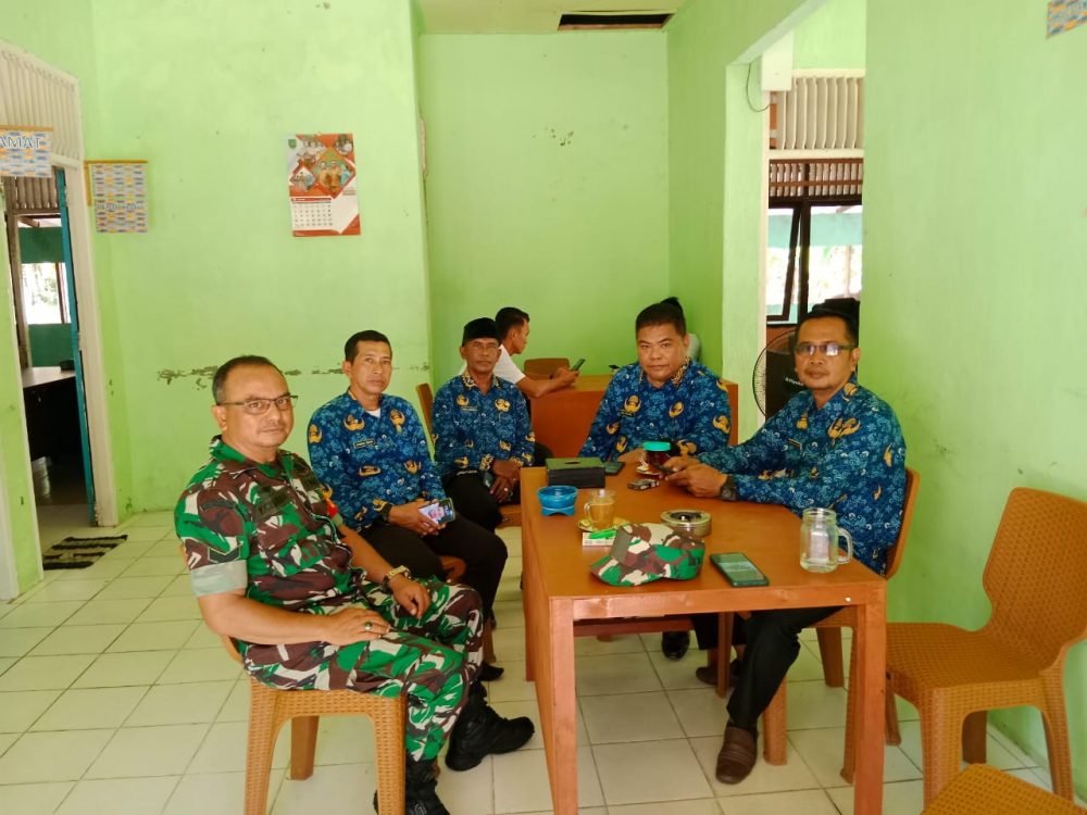 Babinsa Koramil 06/Serasan Jalin Silaturrahmi Dengan Aparat Pemerintah Kecamatan Pulau Panjang