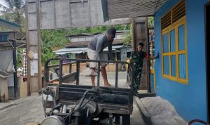 Berikan Semangat dan Motivasi, Babinsa Serda Hendry Goro Perbaiki Gapura Kampung Pancasila