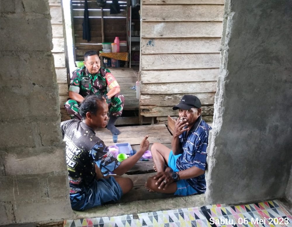 Jilin Silaturrahmi, Babinsa Koptu Pamuji Kembali Komsos Dengan Warga Desa Sedarat Baru Jilin Silaturrahmi, Babinsa Koptu Pamuji Kembali Komsos Dengan Warga Desa Sedarat Baru