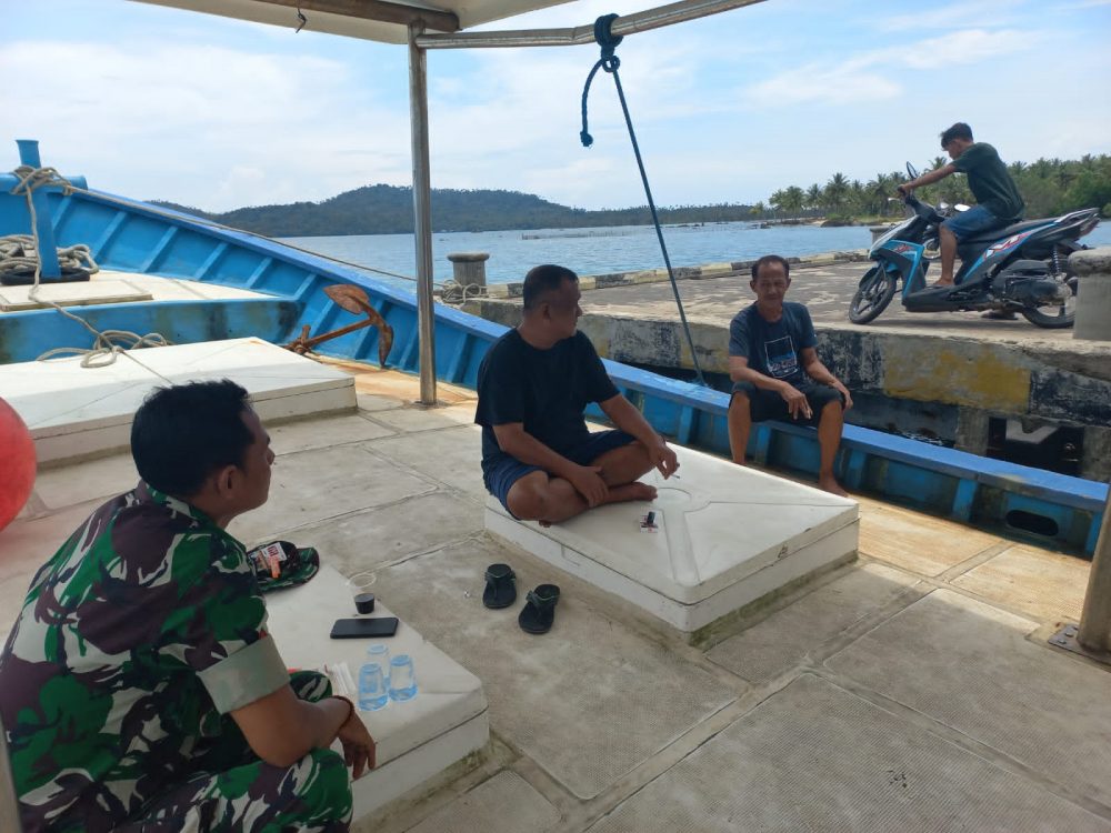 Babinsa Koptu Anton Dari Satuan Koramil 03/Sedanau Himbau Nelayan Waspada Perubahan Cuaca