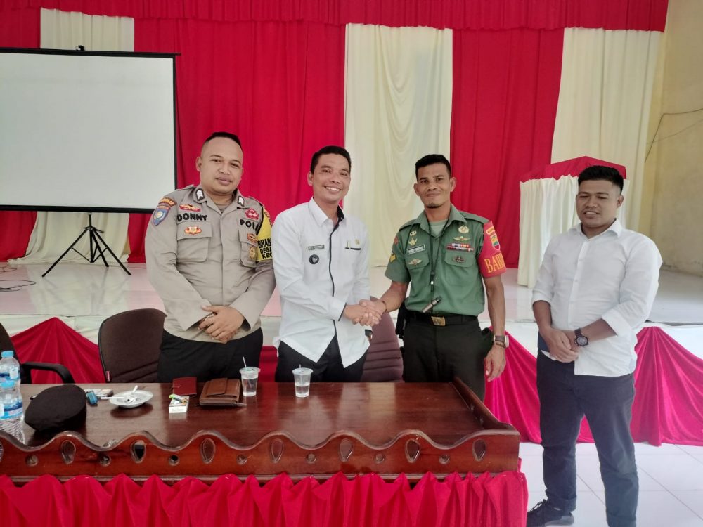 Bersama Babinkamtibmas, Babinsa Sertu Hendry Jalin Komsos Dengan Kades Tanjung Setelung