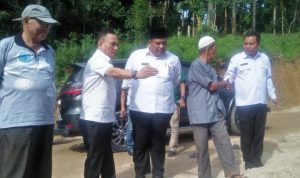 Suhatri Bur Tinjau Pembukaan dan Pengerasan Jalan Lakuak Landia