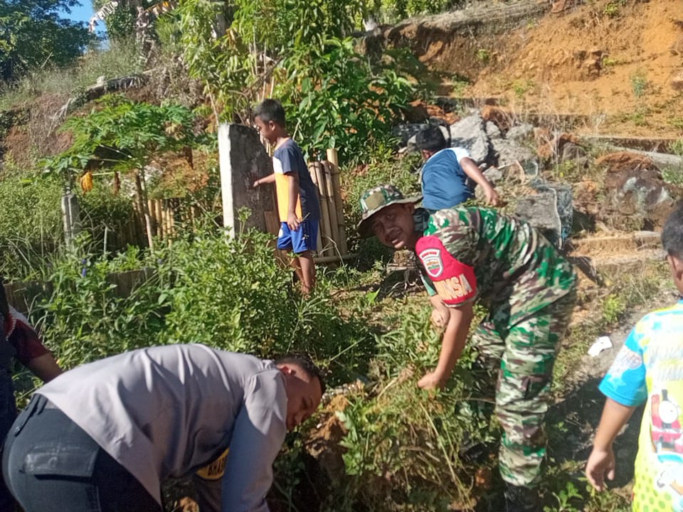 Babinsa Kopda Dhanu Goro Bersama Wakil Bupati dan Warga
