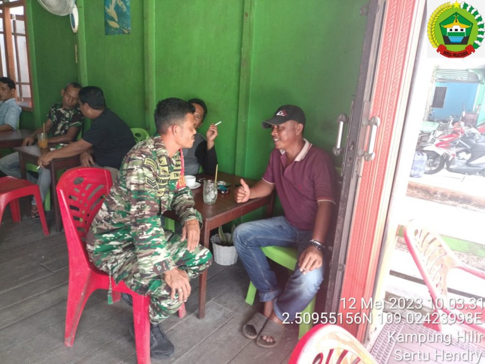 Babinsa Sertu Hendry Kembali Jalin Komsos Dengan Pemuda Kelurahan Serasan