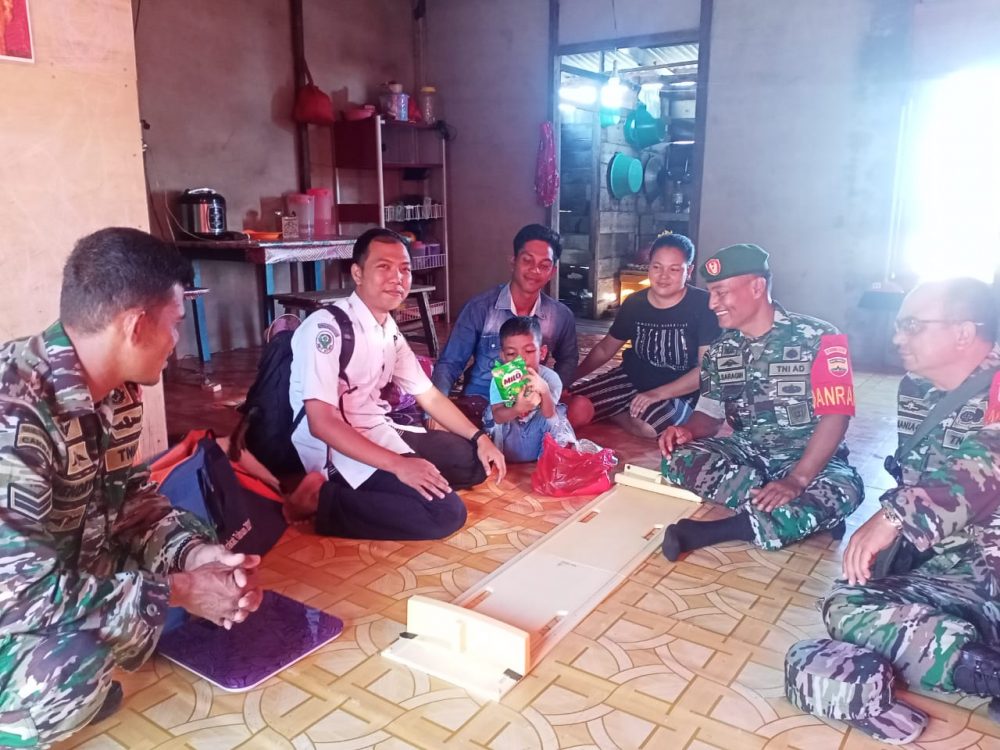 Selaku Bapak Asuh, Plh. Danramil 06/Serasan Kembali Berikan Gizi Tambahan Bagi Anak Stunting