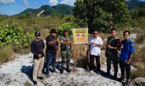 Plh. Danramil 06/Serasan Bersama Polsek Pasang Spanduk Larangan Pembakaran Hutan dan Lahan Plh. Danramil 06/Serasan Bersama Polsek Pasang Spanduk Larangan Pembakaran Hutan dan Lahan