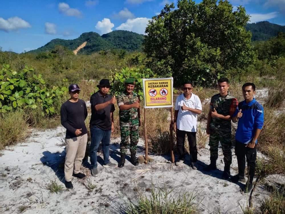 Plh. Danramil 06/Serasan Bersama Polsek Pasang Spanduk Larangan Pembakaran Hutan dan Lahan