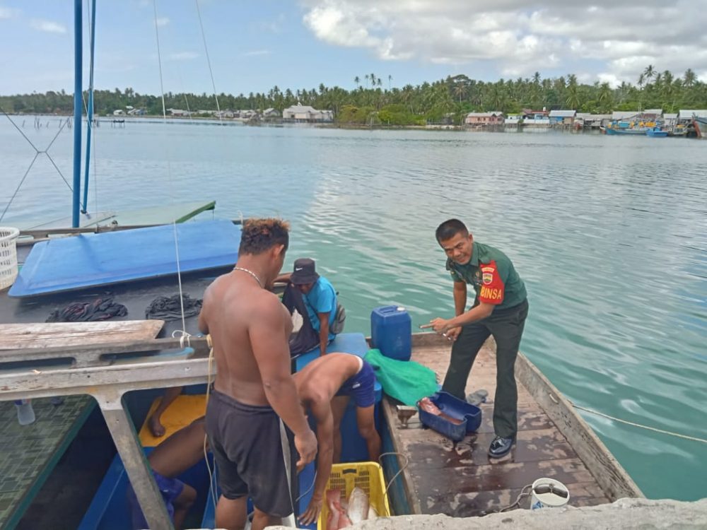 Jalin Silaturrahmi, Babinsa Serda Sianipar Kembali Komsos Dengan Nelayan Desa Subi Kecil