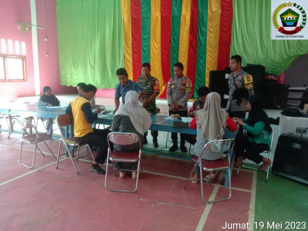 Penyaluran PKH di Tanjung Kumbik Utara Dapat Pengawalan dari Personil Koramil 03/Sedanau dan Polsek