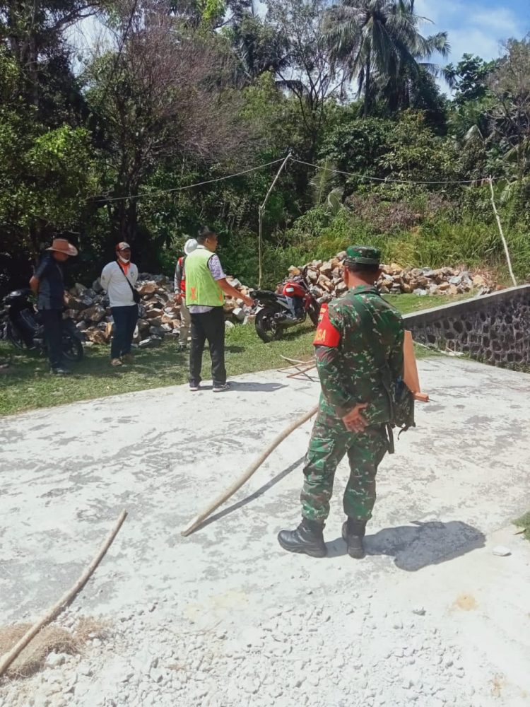Babinsa Koramil 06/Serasan Bantu Par Konsultan Survei Lokasi Rencana Pelebaran Jalan Lingkar
