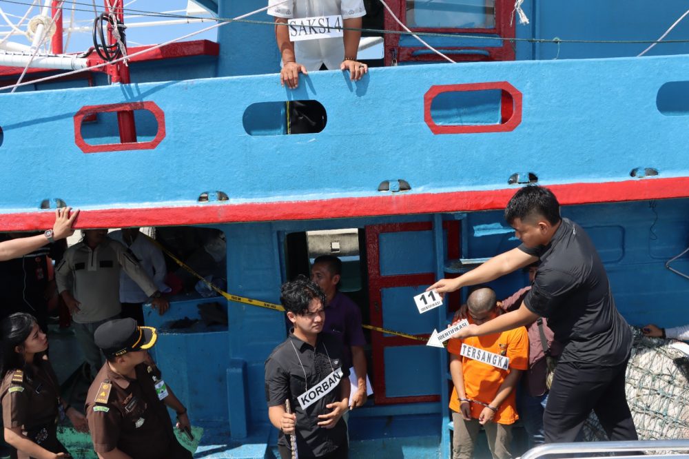 Polres Natuna Gelar Rekontruksi Pembunuhan JH di Atas Kapal, 14 Adegan Diperagakan Polres Natuna Gelar Rekontruksi Pembunuhan JH di Atas Kapal, 14 Adegan Diperagakan