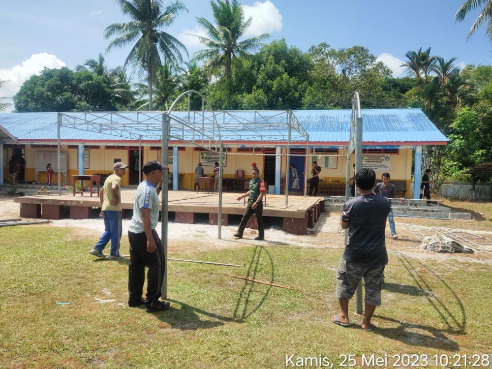 Salut, Babinsa Serda Fredi Bantu Warga Goro Pasang Tenda
