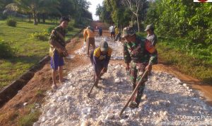 Goro Bersama Warga, Ini yang Dilakukan Babinsa Sertu Muchadlir Goro Bersama Warga, Ini yang Dilakukan Babinsa Sertu Muchadlir
