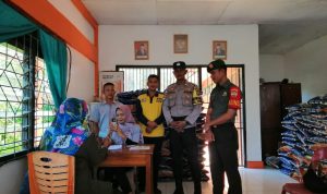 Babinsa Pratu Jhon Sirait Bersama Bhabinkamtibmas Dampingi Penyaluran Bantuan Beras Bagi Warga Kurang Mampu Babinsa Pratu Jhon Sirait Bersama Bhabinkamtibmas Dampingi Penyaluran Bantuan Beras Bagi Warga Kurang Mampu