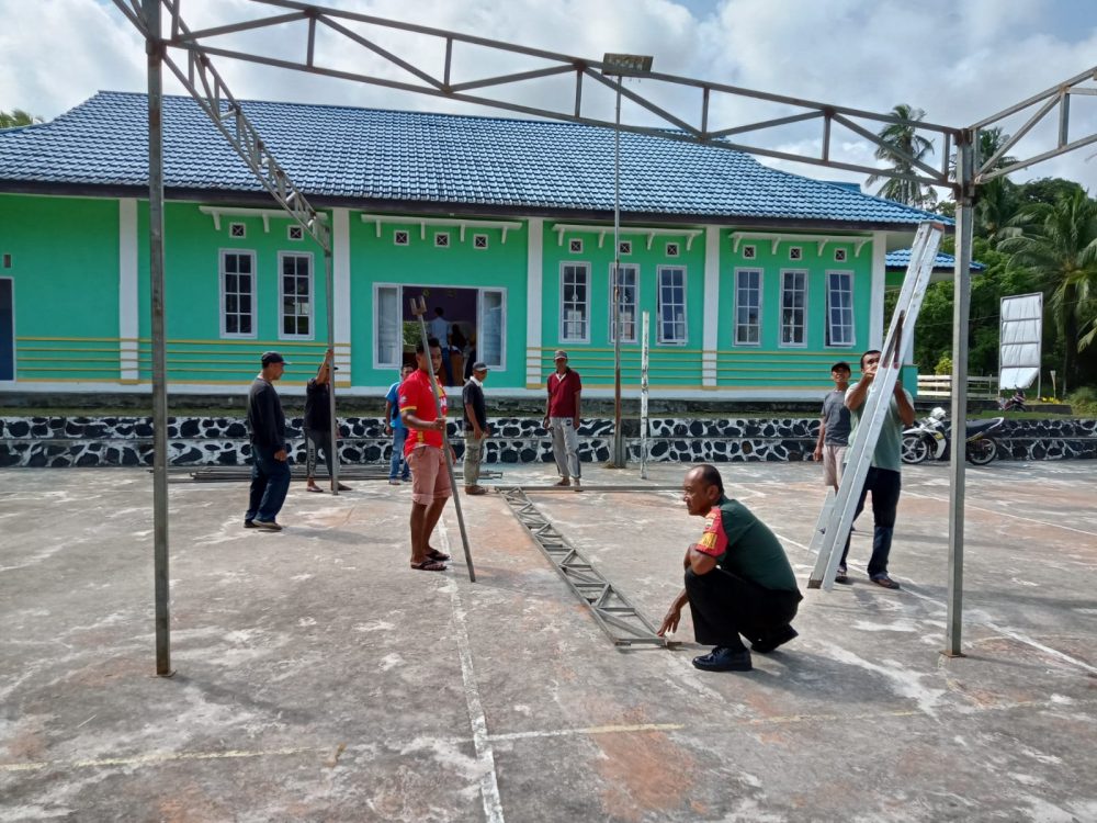 Jelang Peringatan HUT Desa Gunung Duriyan, Babinsa Koramil 03/Sedanau Bersama Warga Goro