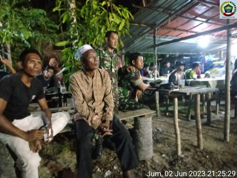 Babinsa Koramil 03/Sedanau Turut Amankan Jalannya Pertandingan Bola Volly Cup Desa Serantas