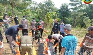 Koramil 06/Serasan Bersama Polsek dan Uspika Bantu Proses Pengiriman Jasad Joe Sutikno Ke Sambas Koramil 06/Serasan Bersama Polsek dan Uspika Bantu Proses Pengiriman Jasad Joe Sutikno Ke Sambas