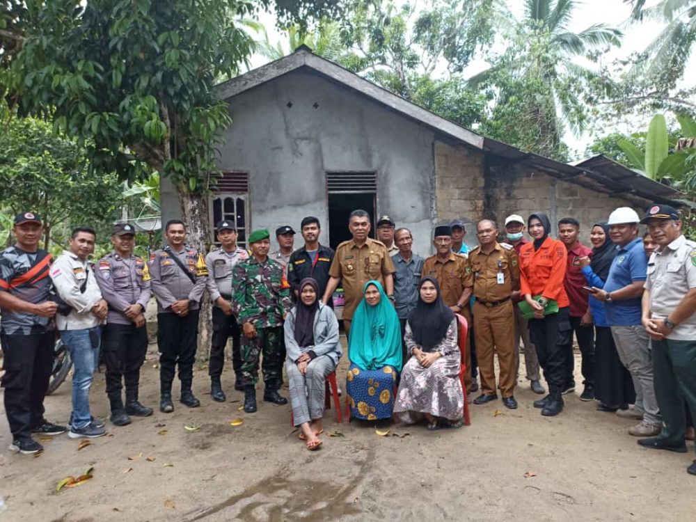 Respon Cepat Karang Taruna dan Unsur Terkait Perbaiki dan Ganti Atap Rumah Warga Tertimpa Pohon Respon Cepat Karang Taruna dan Unsur Terkait Perbaiki dan Ganti Atap Rumah Warga Tertimpa Pohon