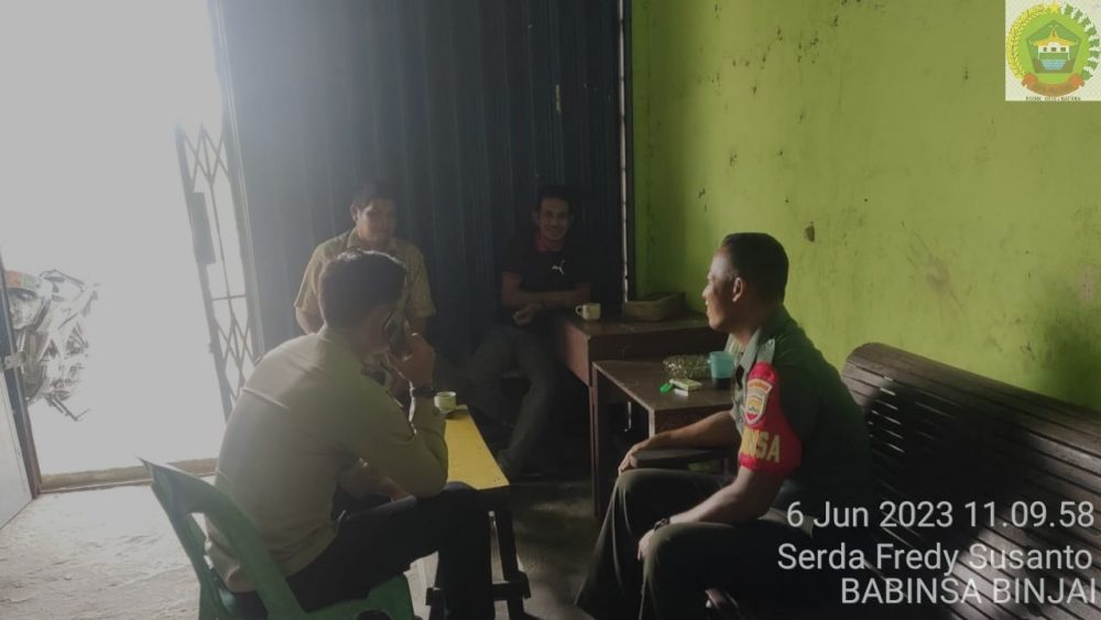 Komsos Bersama Warga, Ini Yang Dilakukan Babinsa Serda Fredy Komsos Bersama Warga, Ini Yang Dilakukan Babinsa Serda Fredy