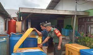 Komsos Dengan Nelayan Desa Subi, Babinsa Serda Sianipar Ingatkan Waspada Cuaca Saat Melaut