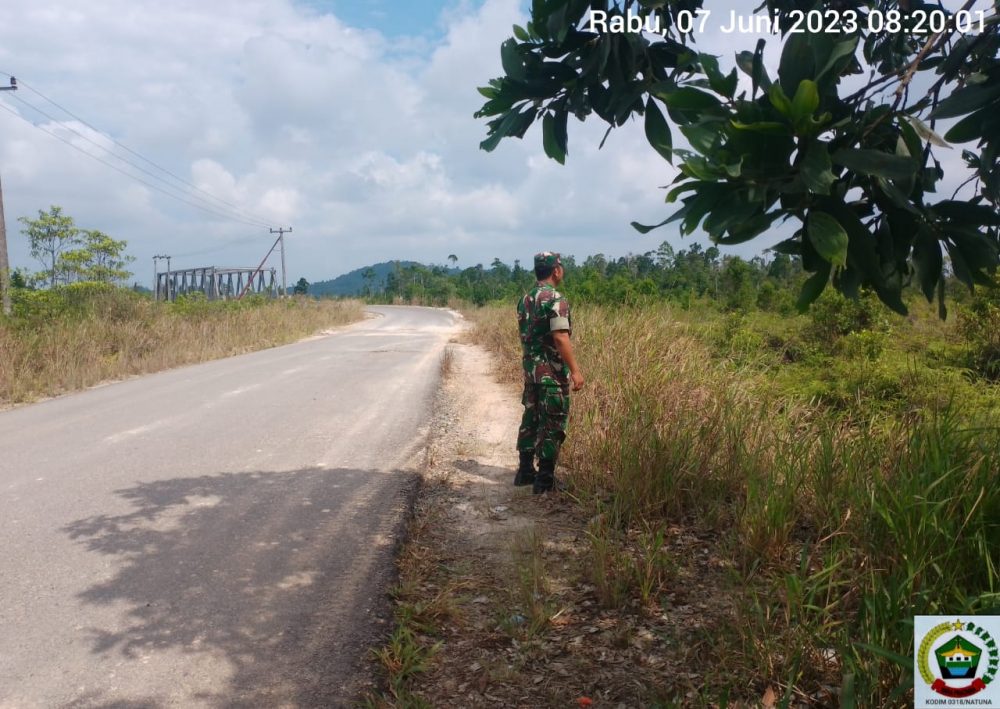 Babinsa Koramil 03/Sedanau Bersama Warga Lakukan Patroli Karhutla