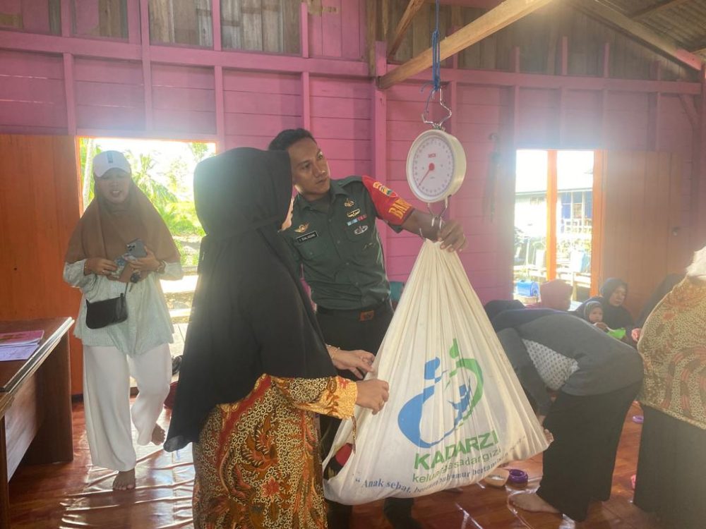 Babinsa Serda Iwan Dampingi Pemberian Vitamin A dan Obat Cacing Bulanan Pada Balita Babinsa Serda Iwan Dampingi Pemberian Vitamin A dan Obat Cacing Bulanan Pada Balita