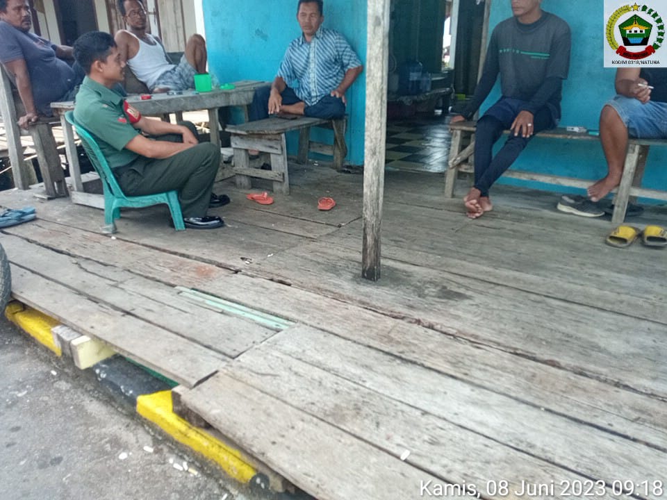 Jalin Koordinasi, Babinsa Kopda Dhanu Komsos Dengan Perangkat Desa Sabang Mawang