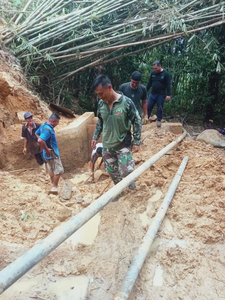 Plh. Danramil 06/Serasan Bersama Lurah dan Masyarakat Goro Perbaiki Saluran Air Bersih Plh. Danramil 06/Serasan Bersama Lurah dan Masyarakat Goro Perbaiki Saluran Air Bersih