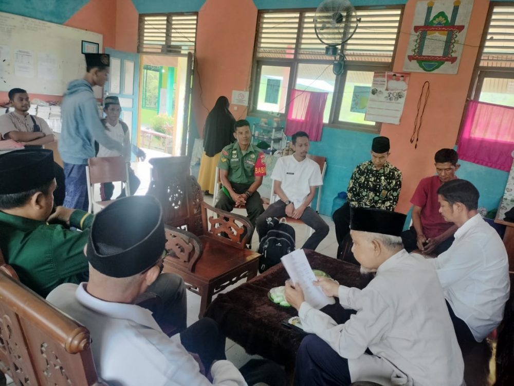 Babinsa Sertu Hendry Lakukan Pendampingan Penyaluran Bantuan Baznas Untuk Korban Longsor