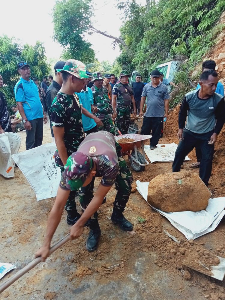 Tertimbun Longsor, Koramil 06/Serasan Bersama Wabup Goro Bersihkan Jalan Desa Payak