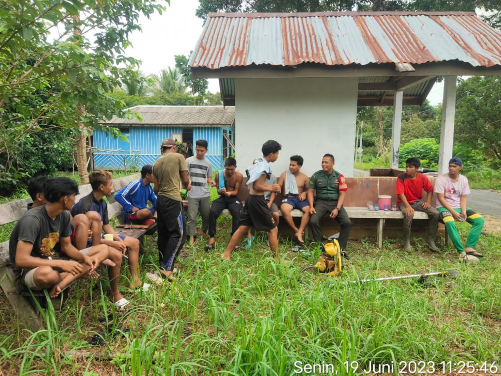Komsos Dengan Para Pemuda Desa Binjai, Babinsa Fredy Himbau Jaga Situasi Kamtibmas
