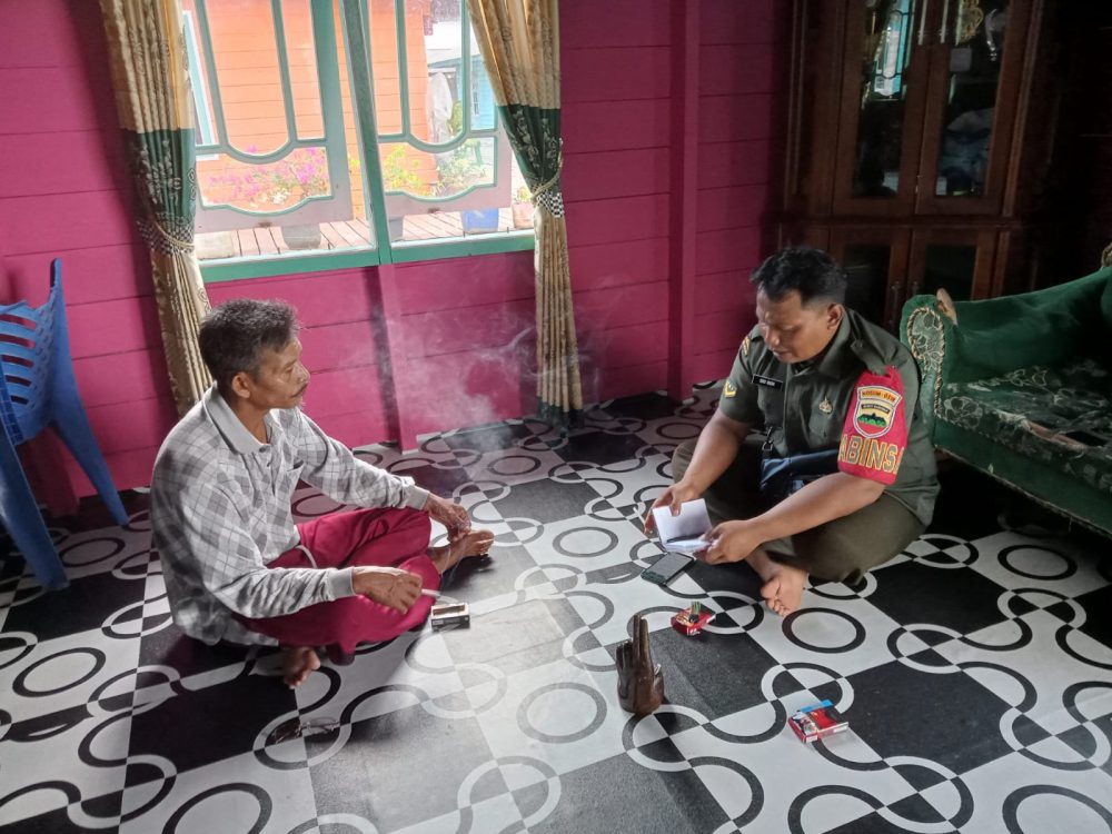 Tingkatkan Koordinasi dan Silaturrahmi, Babinsa Serda Eko Sambangi Kediaman Kadus Desa Sabang Mawang Tingkatkan Koordinasi dan Silaturrahmi, Babinsa Serda Eko Sambangi Kediaman Kadus Desa Sabang Mawang