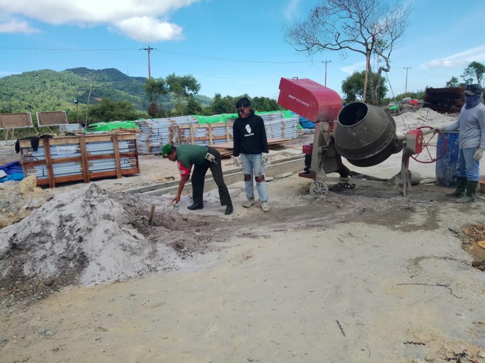 Babinsa Koramil 06/Serasan Komsos Dengan Pekerja Proyek Babinsa Koramil 06/Serasan Komsos Dengan Pekerja Proyek