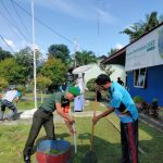 Babinsa Koramil 06/Serasan Bersama Staf Kelurahan Goro Bersihkan Halaman Kantor Babinsa Koramil 06/Serasan Bersama Staf Kelurahan Goro Bersihkan Halaman Kantor