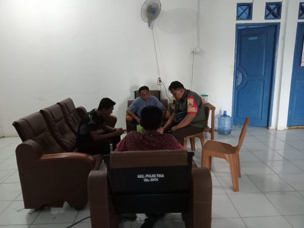 Wujud Sinergitas, Babinsa Serda Eko Komsos Dengan Perangkat Kecamatan Pulau Tiga Wujud Sinergitas, Babinsa Serda Eko Komsos Dengan Perangkat Kecamatan Pulau Tiga