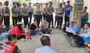 Pemadaman Terus Menerus, Puluhan Warga Natuna Demo Di Depan Kantor ULP PLN Ranai