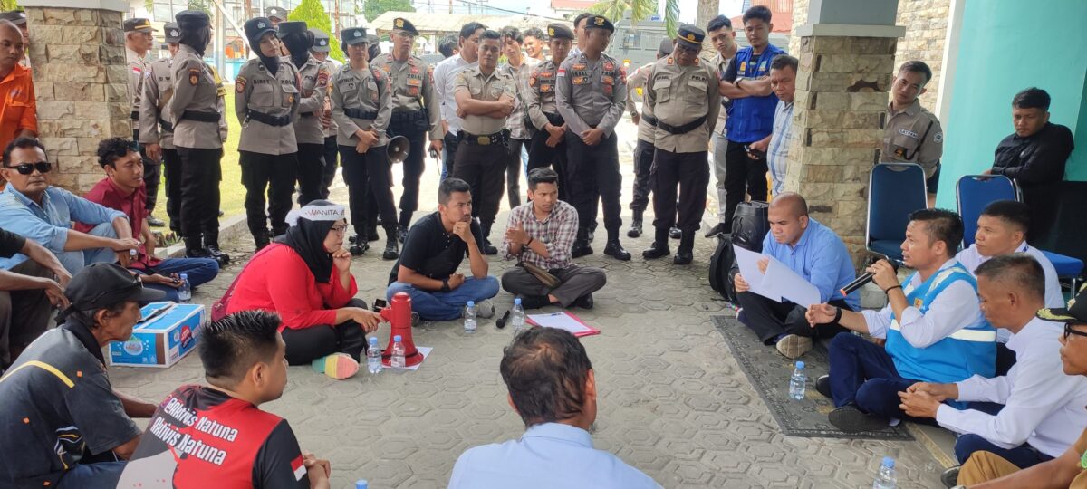 Pemadaman Terus Menerus, Puluhan Warga Natuna Demo Di Depan Kantor ULP PLN Ranai